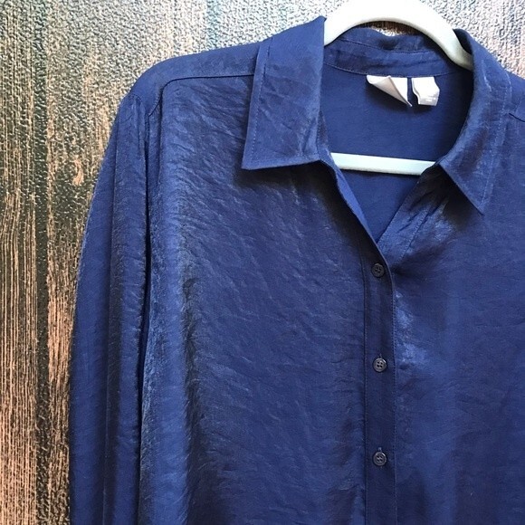 Chicos Long Sleeve Roll Tab Navy Shiny Split Tail Back Button Up Size Large - Picture 3 of 10